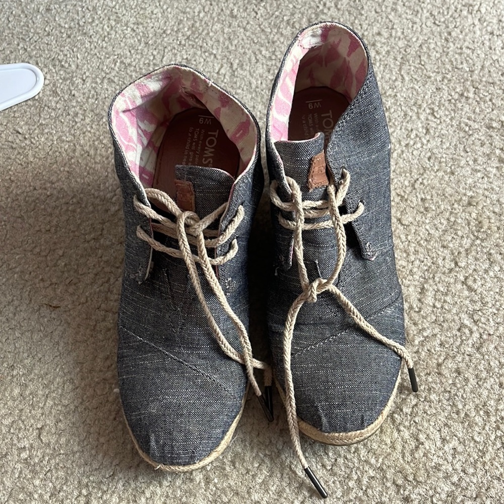Toms wedges